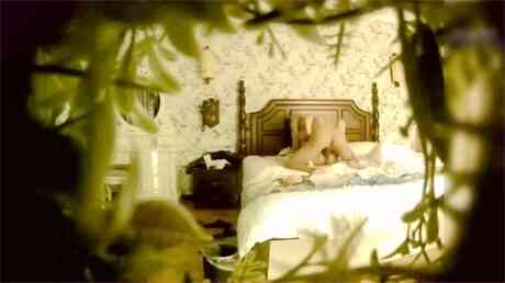 特色房偷拍职业装短裙美女刚下班就被小情人带到酒店私会,衣服还没脱就迫不及待要干她,这妹子特别爱吃鸡鸡!海报剧照