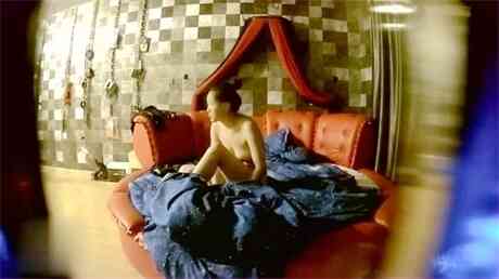 偷拍紧身牛仔裤美乳妹子看似外表清纯被操了次!海报剧照